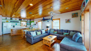 TC103 Townhome Located in Town, Close to beach, Shared Pool